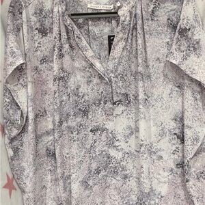 Violet & Claire 1X Women's Lavender and Gray Printed V-Neck Blouse